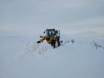 Sivas'ta 46 yerleşim yerinin yolu, kardan kapalı