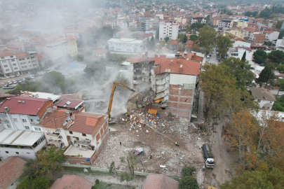 Sındırgı'da hasar gören yüksek katlı binaların riskli bölümleri traşlanıyor