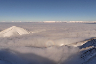 Erzurum’da sağanak dindi, şehir bulut denizine gömüldü