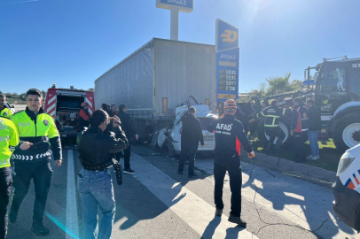 Otomobil, TIR'a arkadan çarptı; öğretmen öldü