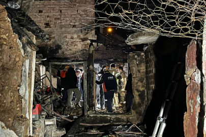 Bursa'da 2 katlı binada çıkan yangın 3 eve daha sıçradı, 1 ölü....