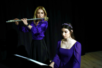 Defne, 17 yıl önce prematüre doğduğu hastanede doktoruyla sahne aldı