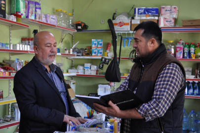 Hayırsever, bakkalın veresiye defterindeki 100 bin TL'lik borcu ödedi