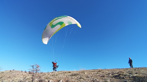 Ayrancı Tepesi, renkli paraşütlerle doldu; kaymakam uçuş yaptı