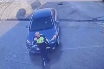 Otomobilin trafik polisine çarptığı kaza kamerada
