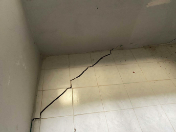 İzmir'de evlerinde çatlaklar oluşan mahalleli çözüm bekliyor