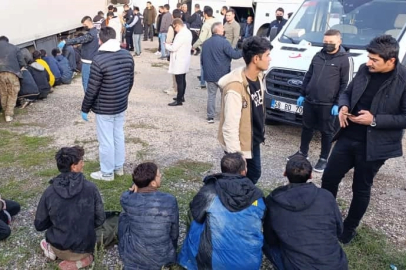 TIR'ın dorsesinde 28 düzensiz göçmen yakalandı