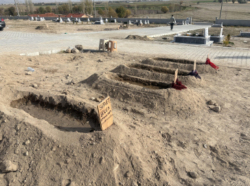 Zehirlenme şüphesiyle hayatını kaybeden aile; baba, 2 çocuğu ve eşinin yanına defnedildi