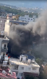 Hatay'da iş yerinde çıkan yangın, üst kattaki daireye sıçradı