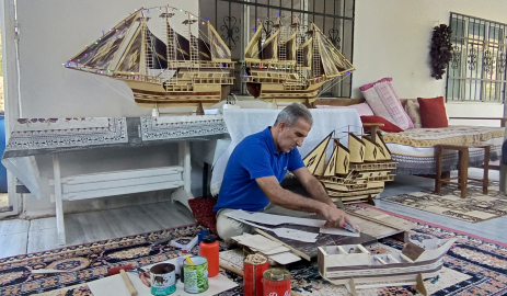 Evinde kurduğu atölyede 32 yıldır gemi maketi yapıyor