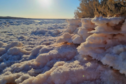 Tuz Gölü'nde suların çekilmesiyle oluşan tuz kütleleri ilgi odağı haline geldi