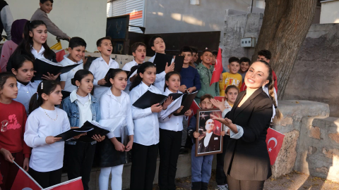 Anadolu'ya operayı sevdiren Ceylan öğretmenden Atatürk'e özel beste