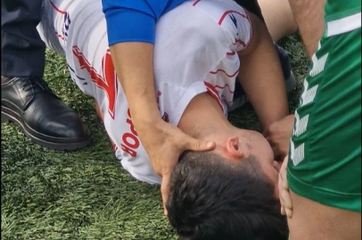 Amatör maçta futbolcu bilincini kaybetti