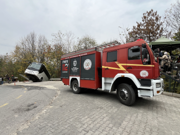 Yokuşta park edilen tur otobüsü, hareket edince şarampole düştü