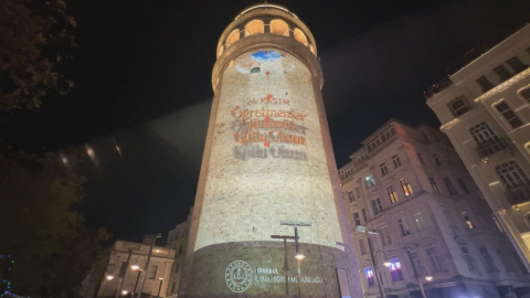 İstanbul - Öğretmenler Günü nedeniyle Galata Kulesi'nde ışık gösterisi