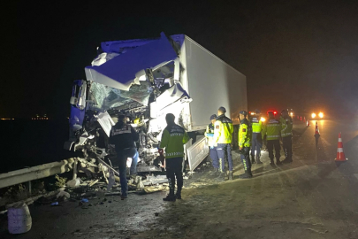 TIR, emniyet şeridinde park halindeki otobüse çarptı: 14 yaralı