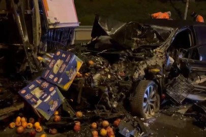 Ümraniye TEM Otoyolu'nda otomobil meyve yüklü kamyonetle çarpıştı: 2 yaralı