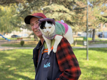 12 yıl önce sahiplenip birlikte 65 şehir gezdiği kedisi omzundan inmiyor
