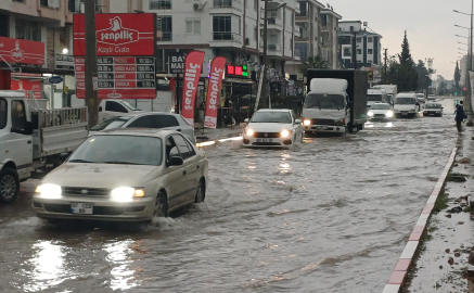 Antalya'da şiddetli yağış; yollar göle döndü