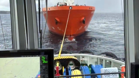 Çanakkale Boğazı'nda arızalanan tanker, Karanlık Liman'a çekildi