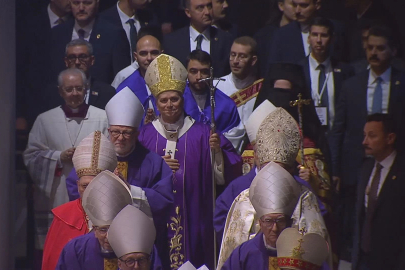 Papa 14. Leo Volkswagen Arena'da yaklaşık 4 bin kişilik ayini yönetti