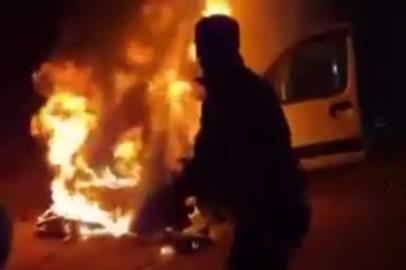 Ceza infaz kurumu personeli, yanan araca müdahale ederek 5 kişilik aileyi kurtardı