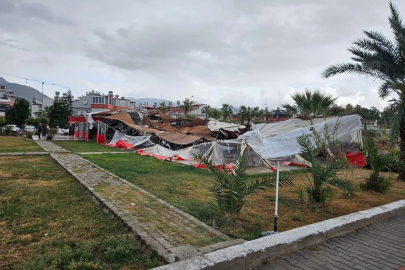 Mersin'de hortumlar evlere ve seralara zarar verdi