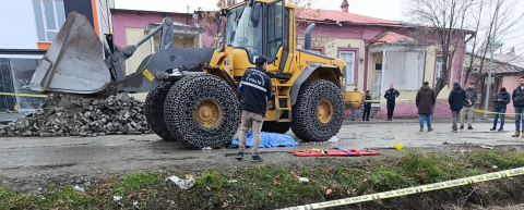 Kepçenin altında kalan emekli imam öldü