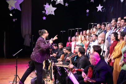 Gündüz şifa dağıtıyor, akşam kurduğu koroyla sahne alıyor