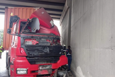 Kaza sırasında düşüp kullandığı TIR’ın altında kaldı