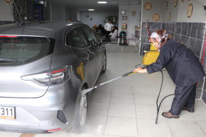 Erzurum'da oto yıkamaya 'kadın eli' değdi