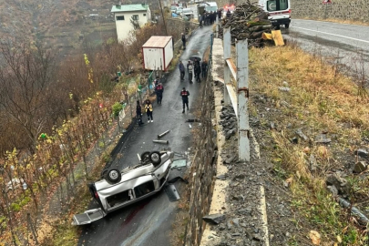 Bariyeri aşıp alt yola düşen hafif ticari araçtaki 3 kişi öldü