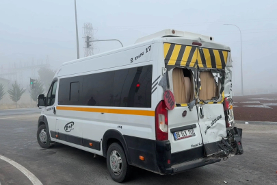 TIR, öğrenci servis minibüsüne çarptı; 20 yaralı