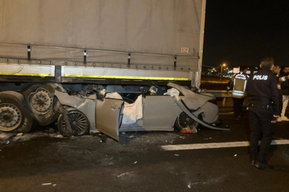 Ankara'da otomobil, TIR'a arkadan çarptı: 2 ölü, 1 yaralı