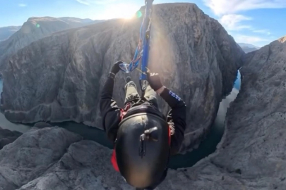 Dünyanın en derin kanyonunda tehlikeli atlayış