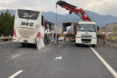 Yolcu otobüsü, otoyolda TIR'a çarptı; 7 ölü, 11 yaralı