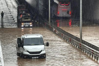 Alanya'da sağanak sonrası alt geçitte mahsur kalan 8 kişi kurtarıldı