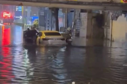 Fatih’te alt geçitte mahsur kalan sürücü kurtarıldı