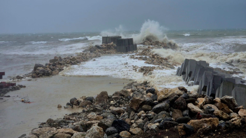 Zonguldak’ta fırtına nedeniyle dalga boyu 4 metreye ulaştı