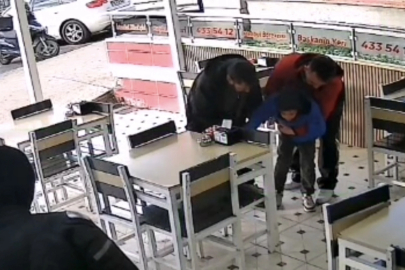 Boğazına şeker takılan çocuğu, Heimlich manevrasıyla kurtardı...