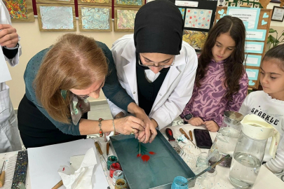 Fizik Dersini Hiç Böyle Görmediniz! Suyun Üzerinde Hem Sanat Hem Bilim Yapıyorlar