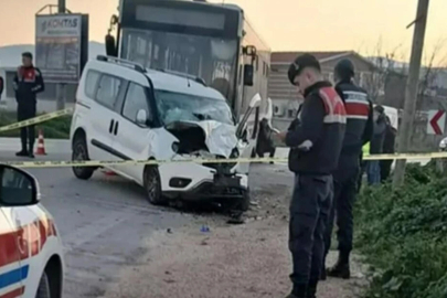 Otobüsle hafif ticari araç çarpıştı: 1 ölü, 2 yaralı