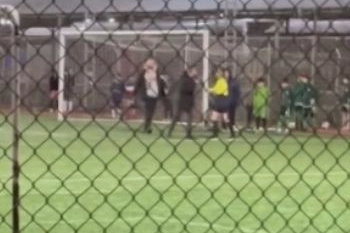 Antrenör, kadın hakeme saldırıp tokat attı