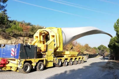 İmkansızı başardılar: 65 metrelik kanatlar dağa çıktı