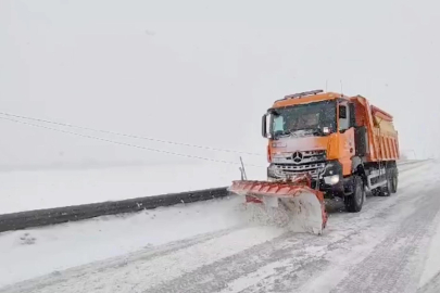 Ekipler, geçitleri ulaşıma açık tutmak için çalışıyor