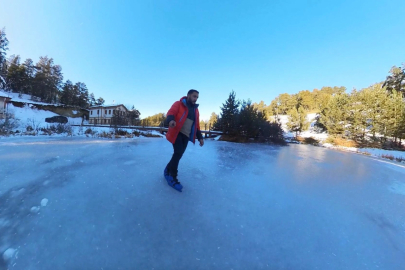 Buz tutan gölde patenle kaydı