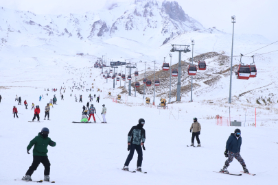 Erciyes Kayak Merkezi’nde yeni sezonun ilk hafta sonunda yoğunluk