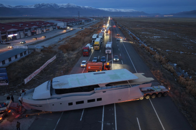 Erzurum'da yat taşıyan TIR kara yolunu kilitledi