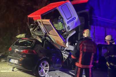 Otomobil ile TIR çarpıştı; 3 ölü, 1 yaralı