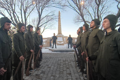 Sarıkamış şehitleri için sıfırın altında 10 derecede saygı nöbeti